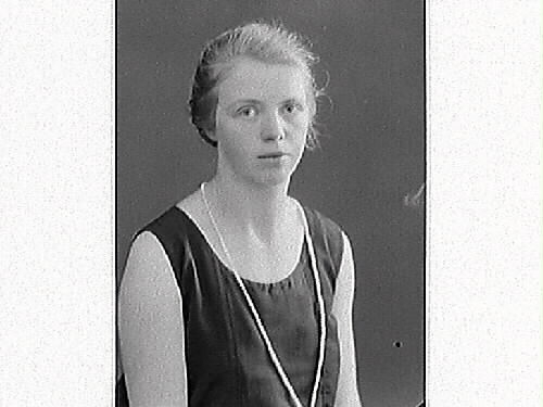 Porträtt av en ung kvinna, Anni Berntsson, Sällstorps skola.