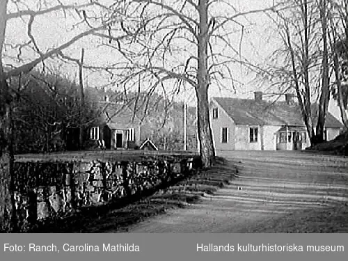 Vägen vid gamla Åsbro över Viskan och gården som ligger vid bron.