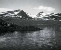 Fra Sommarset eller Storneset i Efjord. Kobbenestinden i bak