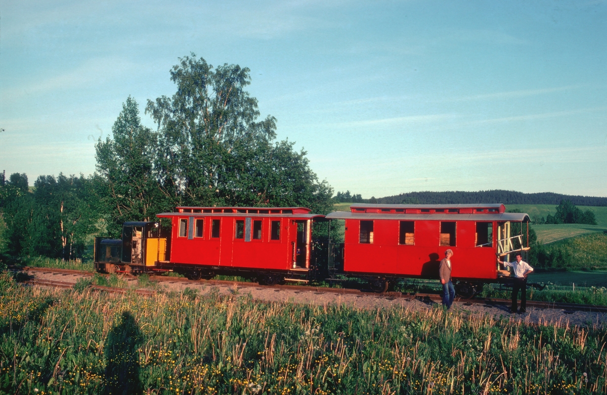 To polske passasjervogner anskaffet til Urskog-Hølandsbanen, Tertitten, fotografert etter at de er satt på sporet på Sørumsand. Yngve Skaara og Lars Liaaen er med transporten til Bingsfoss.