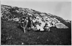 Onnefolk tar en pause i arbeidet ca. 1928