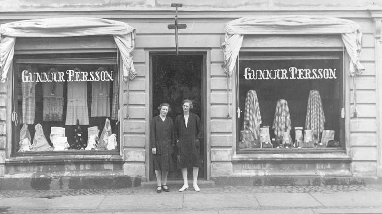 Två kvinnor vid skyltfönstren på Gunnar Perssons ekipering