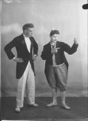 Klovn og skuespiller på scenen. En av dem heter Charles Stef