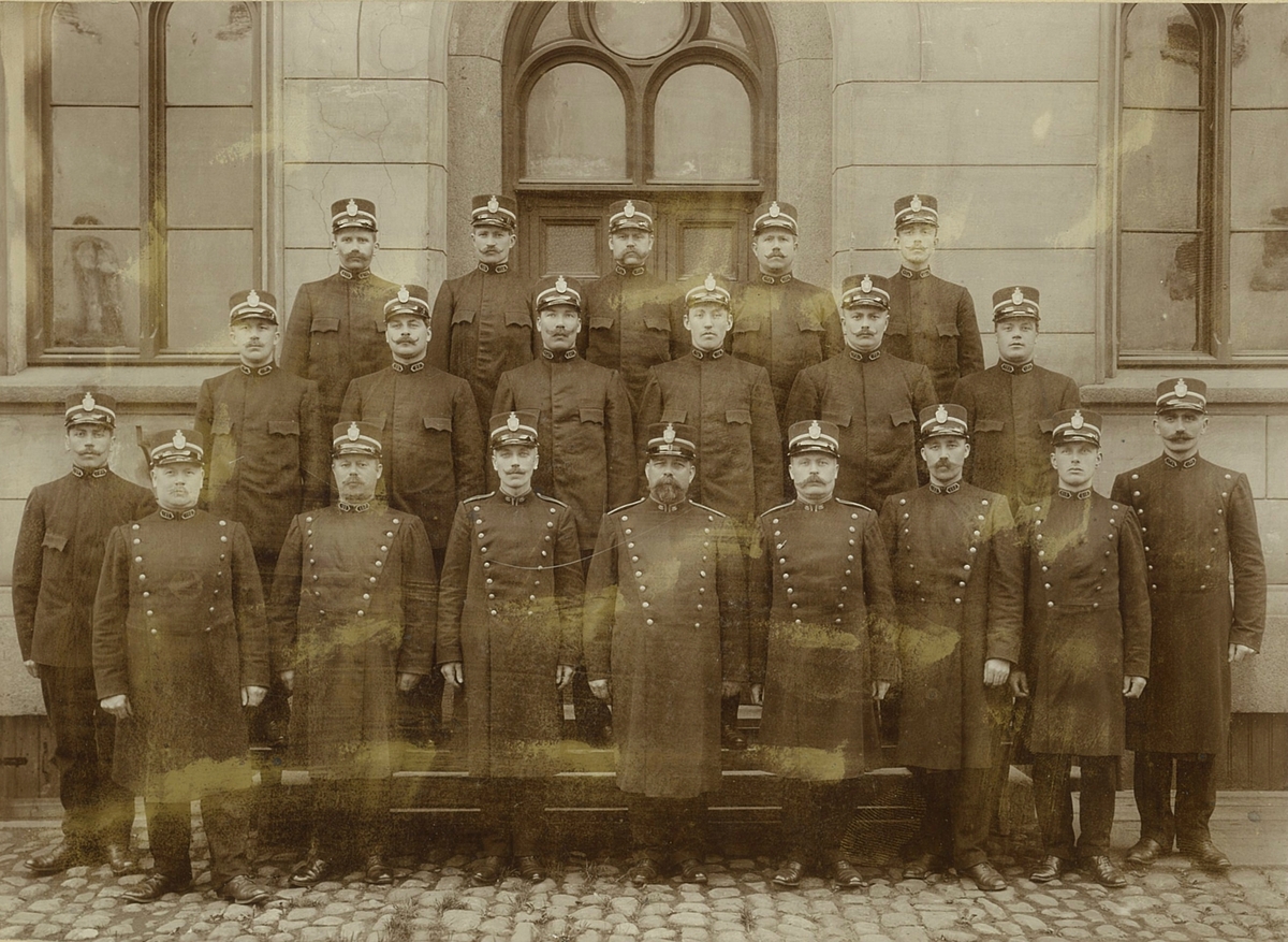 Uniformert politi 1908, 20 personer i det som antas er Kristianias politiuniform av 1908.