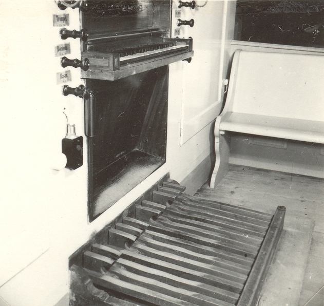 Pedalklaviaturen till en orgel i Loftahammar kyrka.