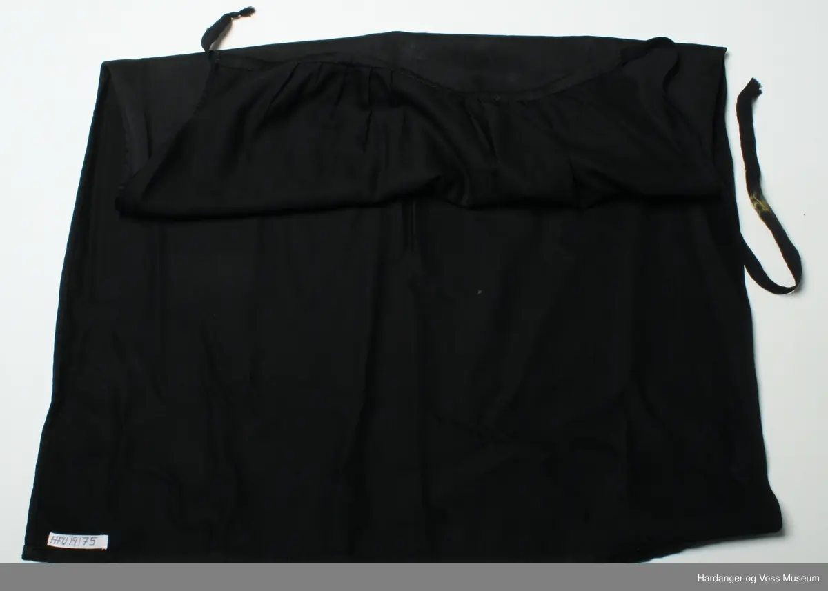 Linning i livet. Påsydde band til knyting bak