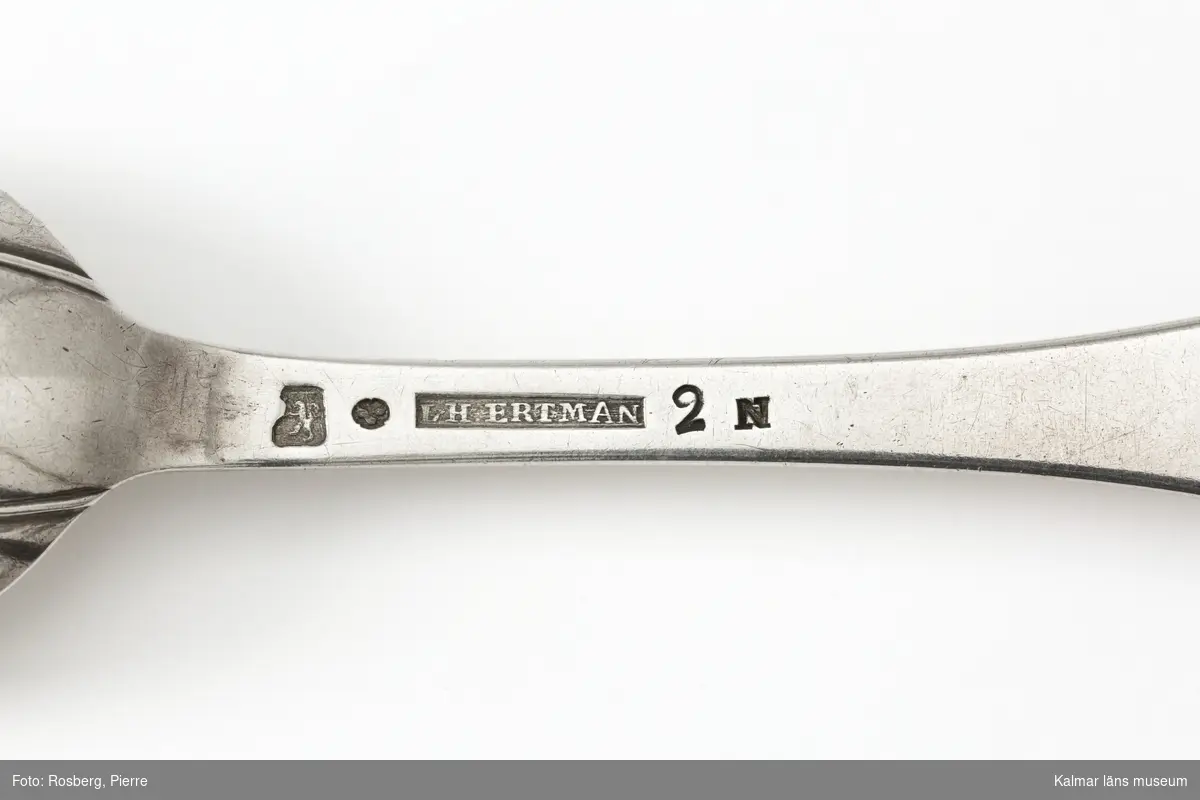 KLM 45924:2 Sked, av silver. Matsked, tillverkad av Lorenz Henrik Ertman, Kalmar, 1795. Ägarmärkning på skaftets baksida, G.S.