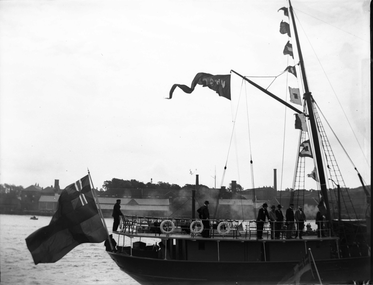 Virgos avresa från Göteborg 1896 med S A Andrées polarexpedition. I gruppen till höger står bl a Strindberg, Ekholm och Andrée. Glasplåt.