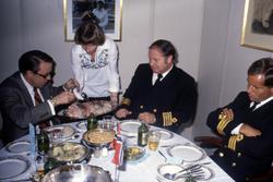 Rederen spiser middag med kapteinen og offiserene på T/T ‘Wi