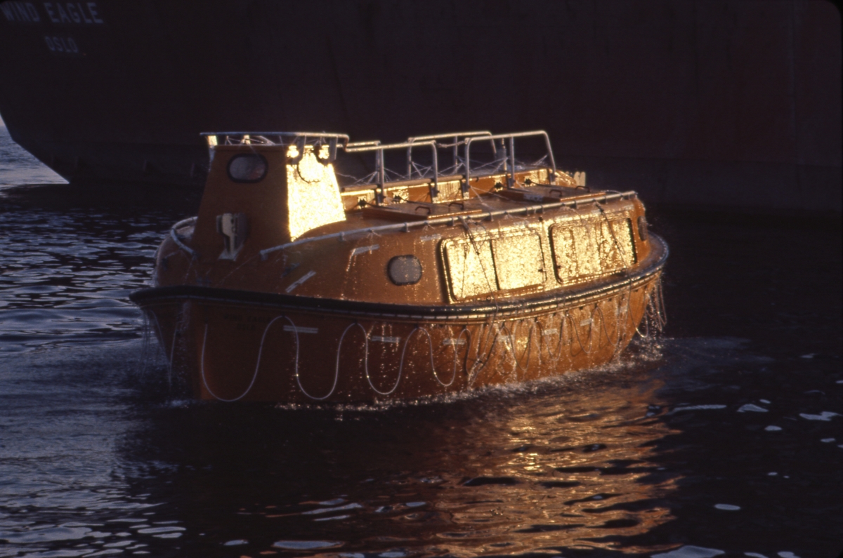 T/T ‘Wind Eagle’ (b. 1977, Kockums Varv, Malmø, Sverige). - Øvelse med overbygd livbåt.
