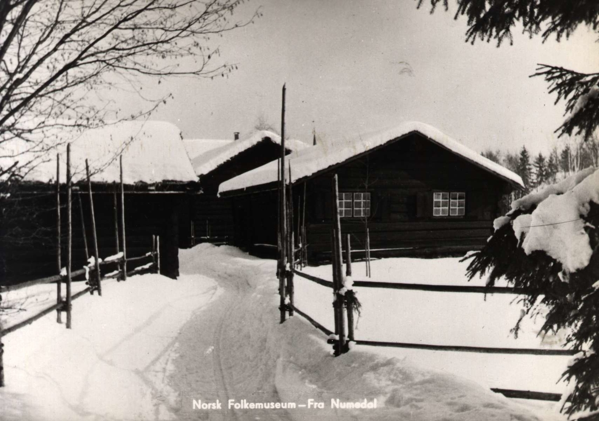 Postkort. Bygninger fra Numedal i vinterdrakt. Numedalstunet,NF.