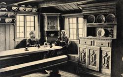 Postkort. Ylistuens "Uppstugu", to kvinner ved langbordet. T