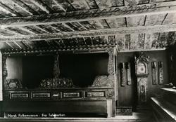Postkort. Interiør fra Telemark, rikt dekorert og møblert. U