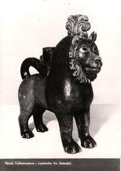 Postkort. Norsk Folkemuseum. Hest som Lysestake. Setesdal.