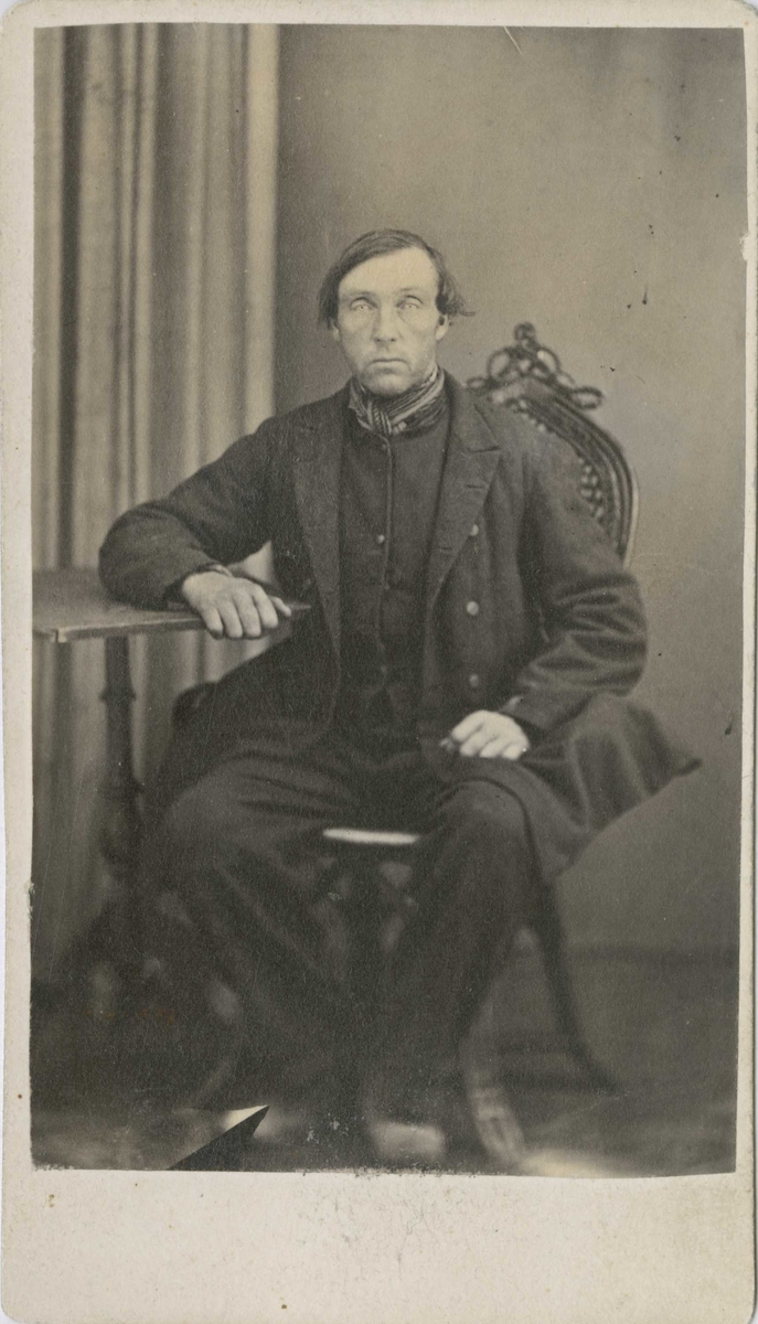 Fangeportrett. Johan Evensen Flettum, Drammen, arrestert i 1868, innsatt i distriktsfengslet i Hokksund for gateuorden.
