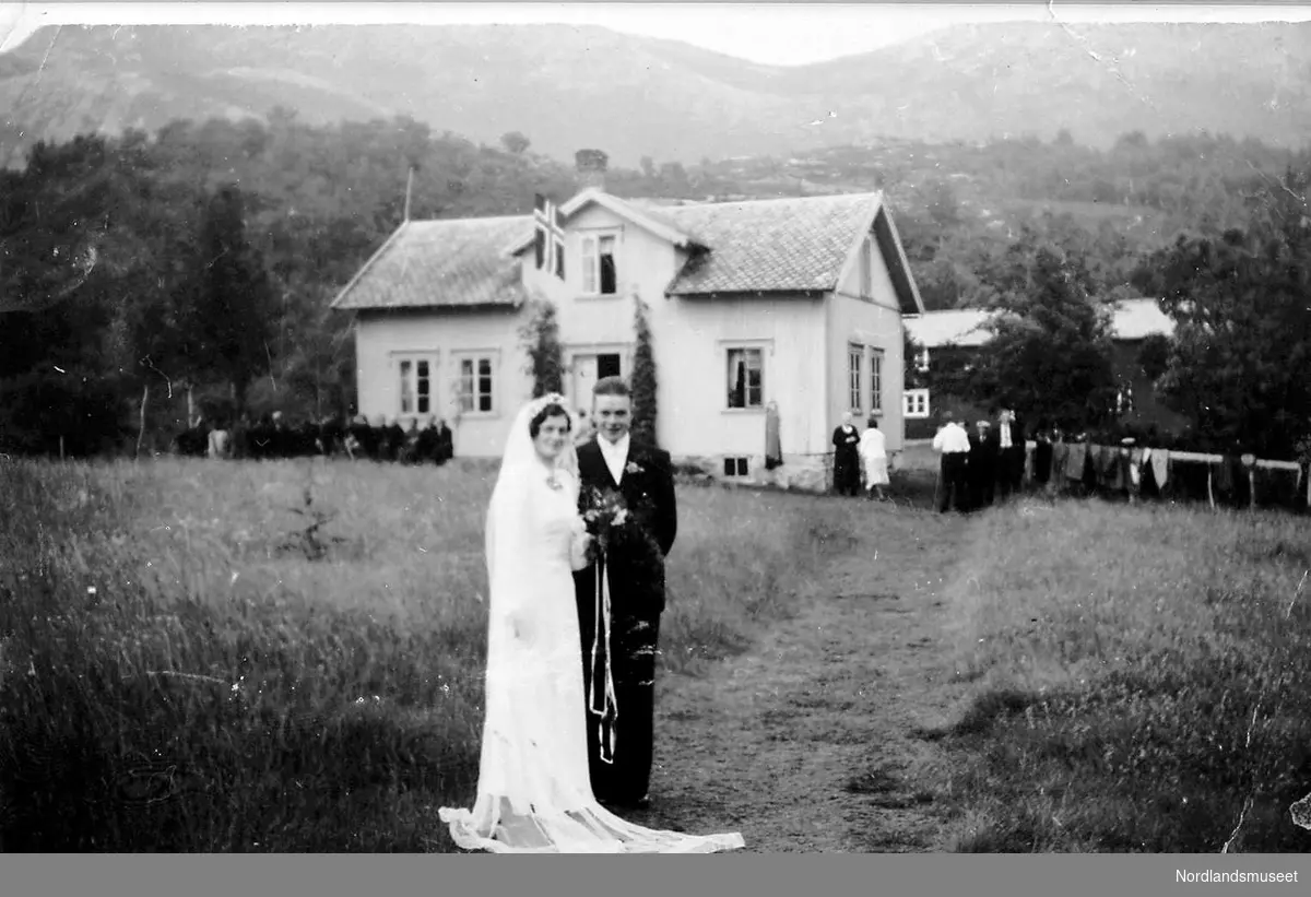 Saura. Brudeparet Ella og Petter Madsen.Bryllupet ble feiret på Nymoen. Ella og Petter bodde på Ringstad. De fikk 3 barn.