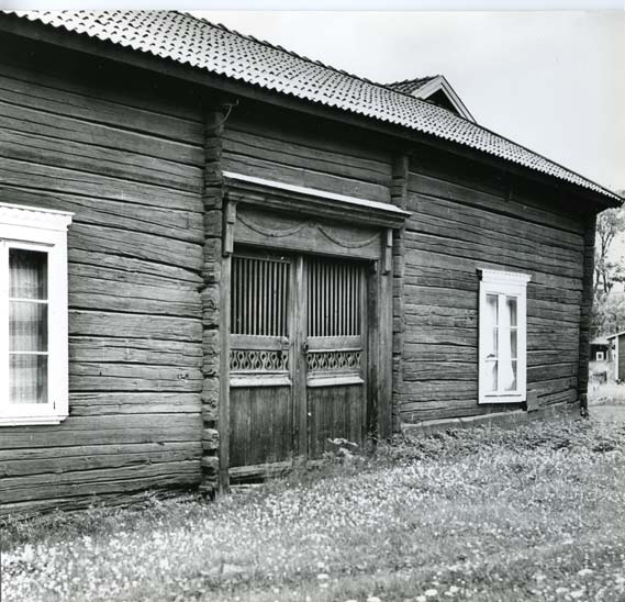En dubbelport i ett portlider vid gården Jon-Knuts i Alfta kyrkby.