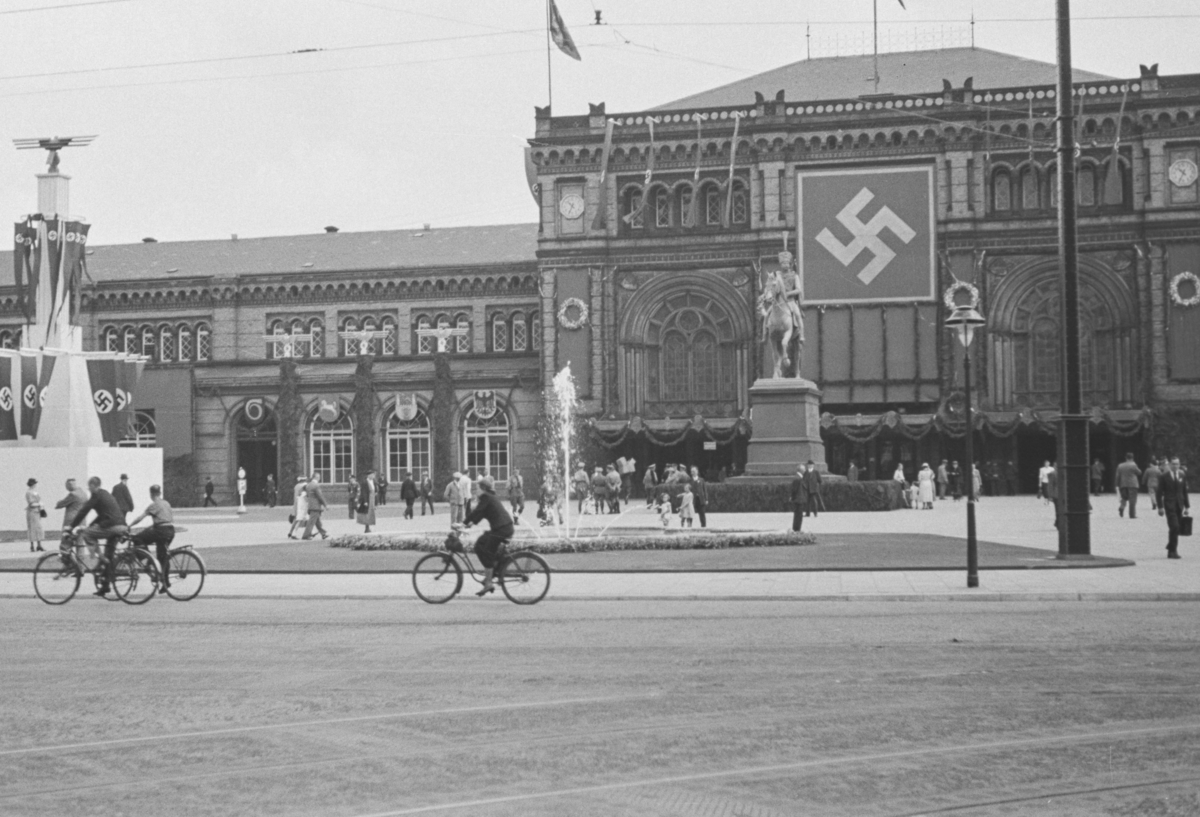 Markering av Nazi Gautag 9.-12. juni 1938. Ved Ernst Augusts Platz ved Hauptbahnhof i Hannover i Tyskland.