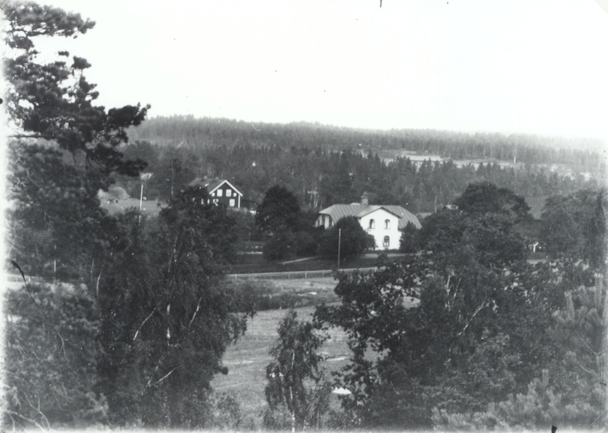 Vy över Hjorted Säteri. Det ljusa huset mitt i bild är huvudbyggnaden från 1902. Tillhörde Falsterbo, förvaltades av någon av Tillbergs söner, blev senare avstyckat.