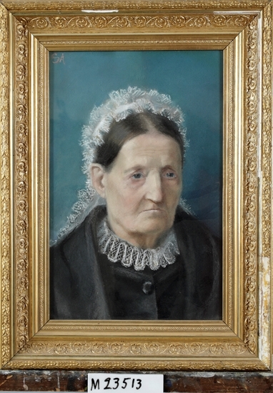Pastellmålning.
Porträtt föreställande Siri Ekedahls farmor, Eva Sofia Andersson, f. Svalander.
Äldre dam i svart klänning och vitt krås med vit spetsmössa.