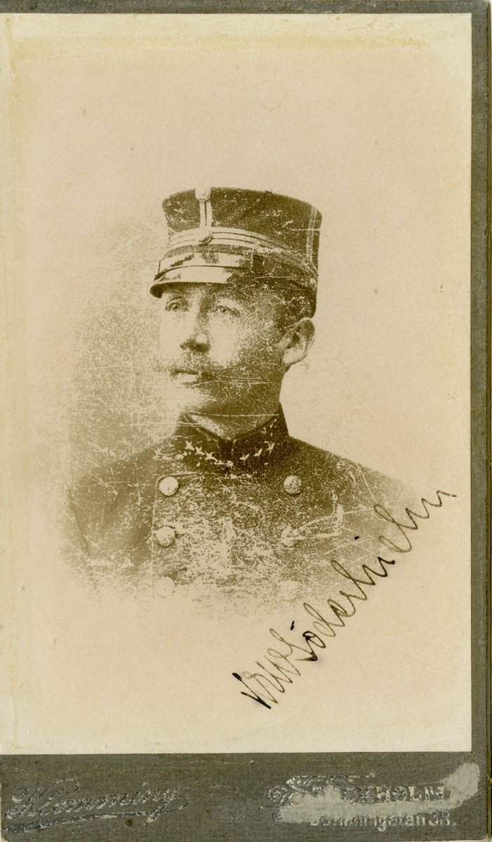 Porträtt av Knut Erik Wilhelm Söderhielm, officer vid Hälsinge regemente I 14 och Intendenturkåren.
Se även AMA.0008455.