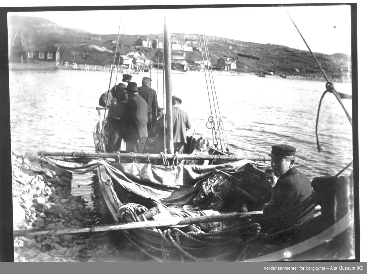 Nordlandsbåt med syv personer og en hund.