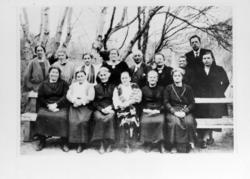 En person som står i engen ved hesjestauren.