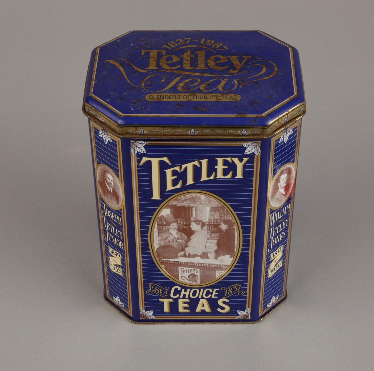 Fotografier av familien Tetley og fra teutsalget på 1800-tallet. Teblader
