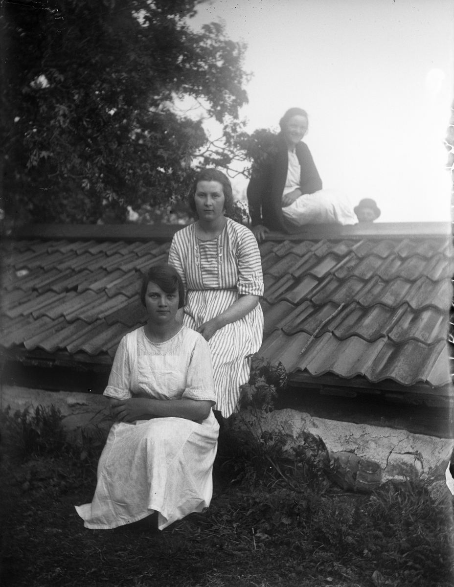 "Edit och Elsa Johanson samt Eva Erikson på källartaket", Högsberga, Altuna socken, Uppland 1922