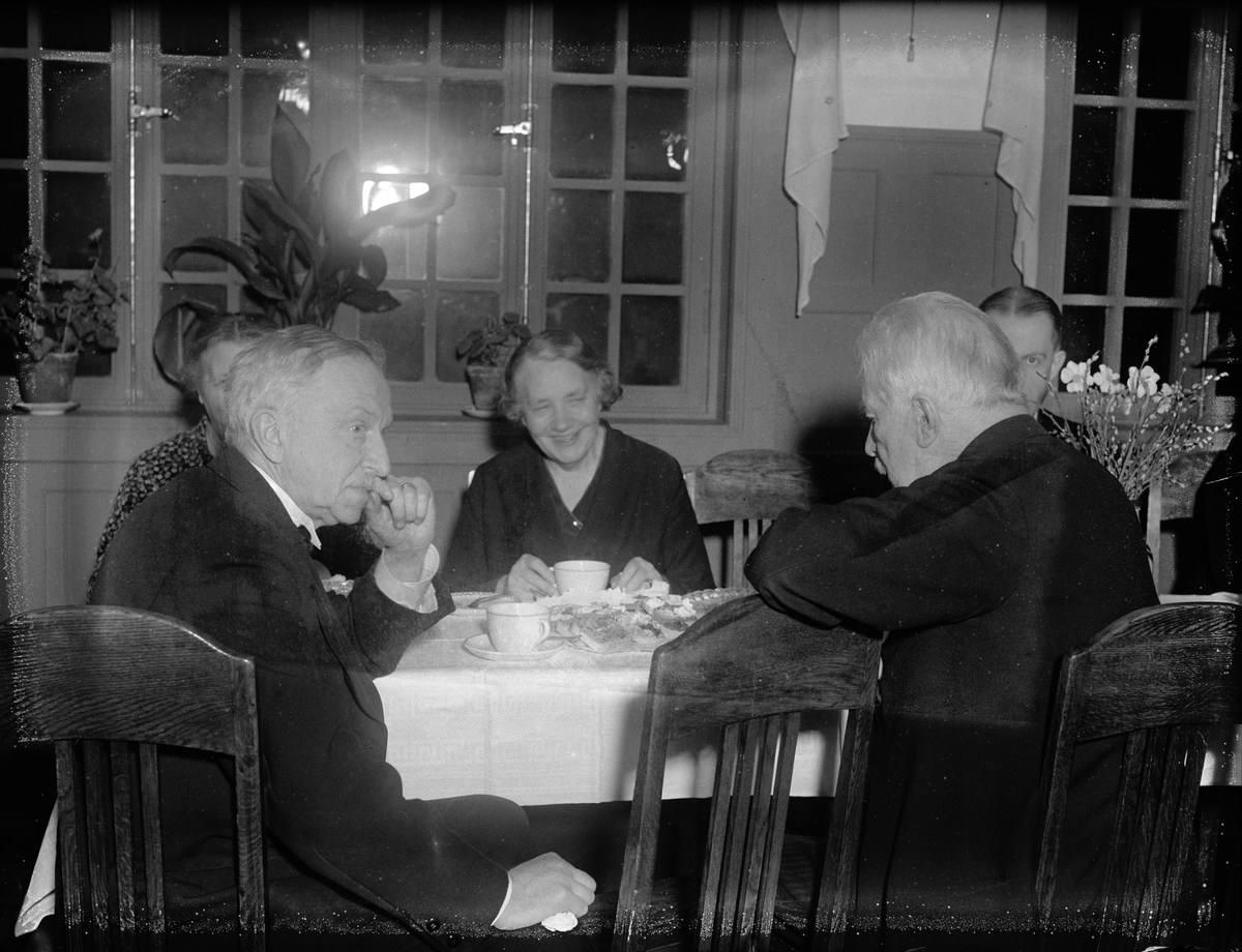 "Vacker femtioårsfest" - Uppsala arbetarinstitut firar 50-årsjubileum, professor Arvid Gustaf Högbom och professor Rutger Sernander vid kaffebordet, KFUM-borgen, Uppsala 1933
