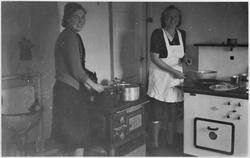 Ingrid og Hildur Hovde på kjøkkenet.