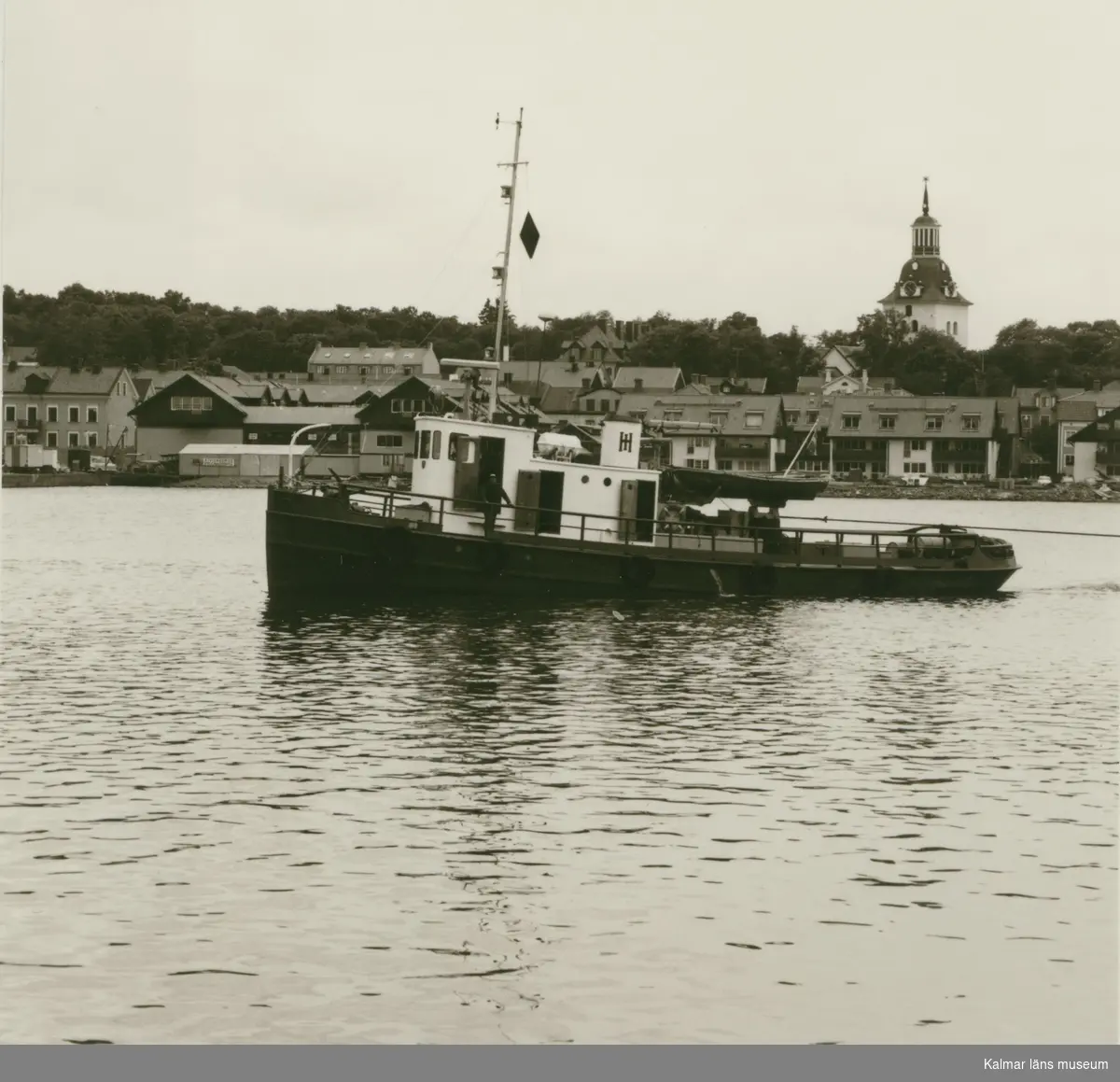 Bogserbåten Trafik tillhörande Ingemar Hansson, Båtskärsnäs. Drar timmer i Västerviks hamn.