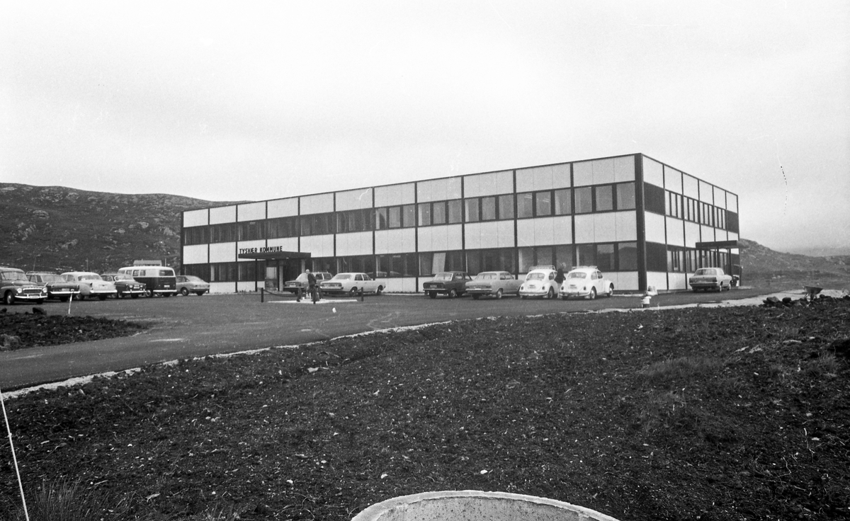 Tysvær Rådhus. Kommunesenter. Barnehage og sparebank. Interiør og eksteriør.