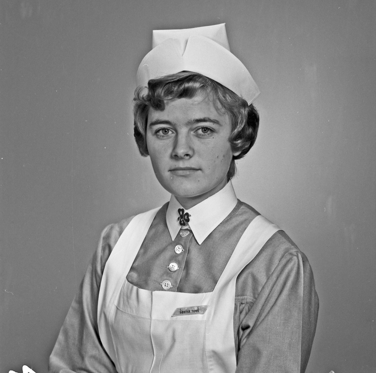 Portrett - ung kvinne i sykepleieruniform- bestiller Tove Steinsnes