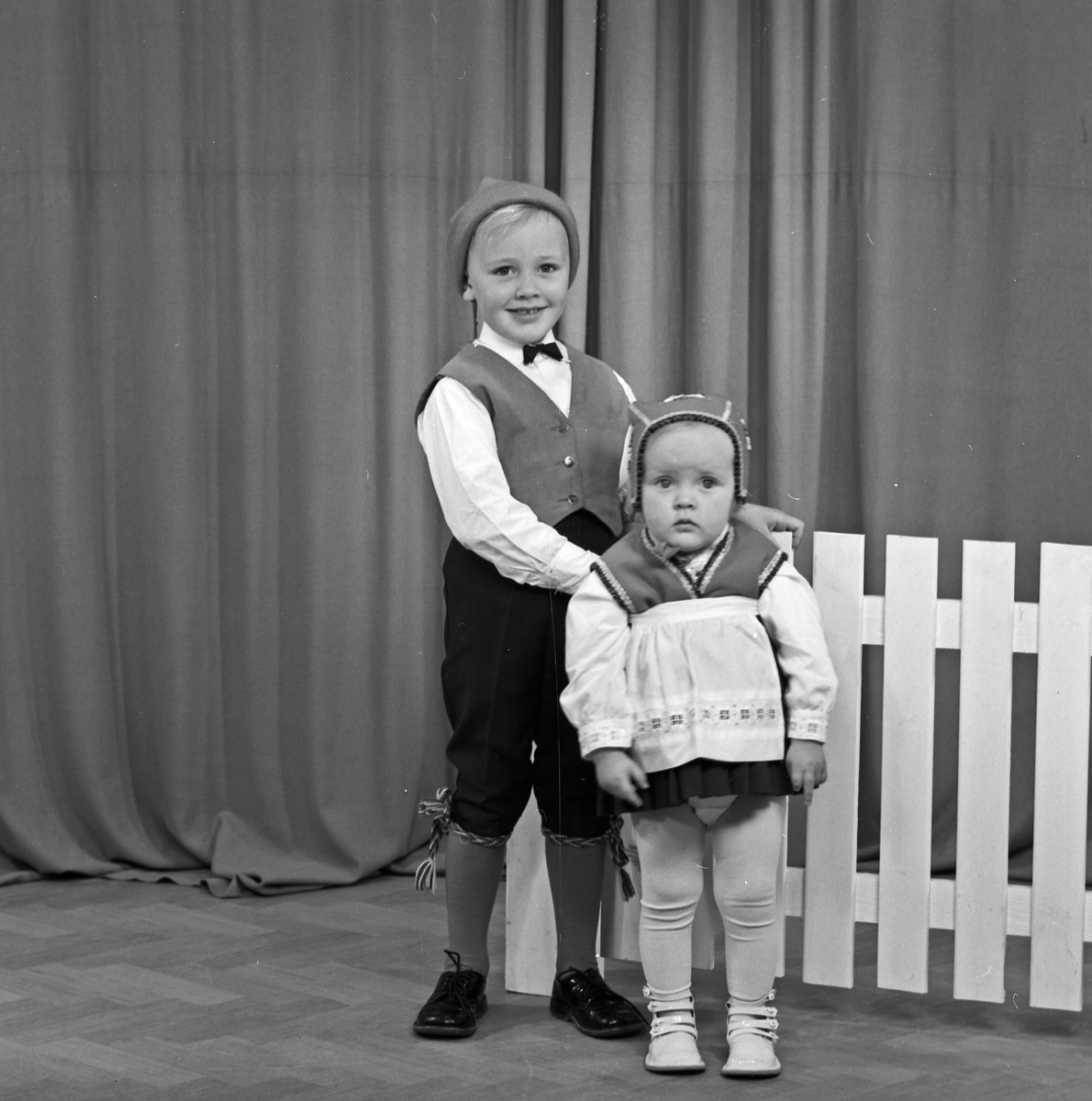 Portrett ung gutt og lita jente - bestiller Olaf Jensen