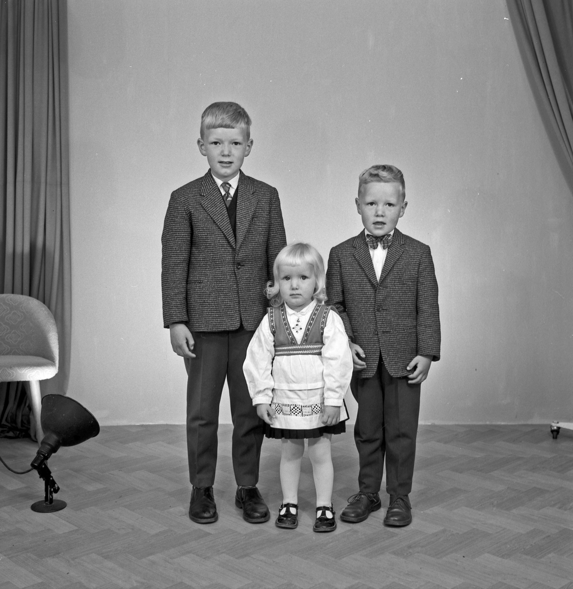 Portrett to unge gutter og ei ung jente - bestiller Ingrid Skre