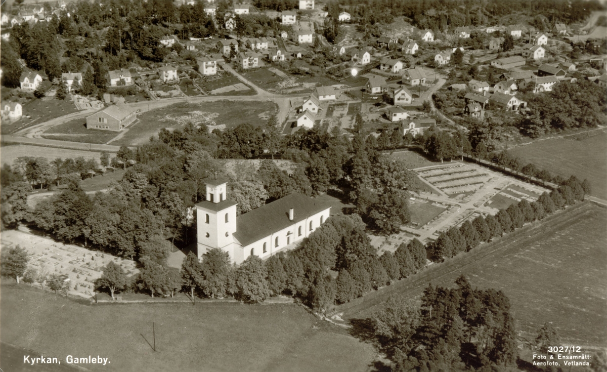 Flygfoto över Gamleby samhälle och kyrkan.