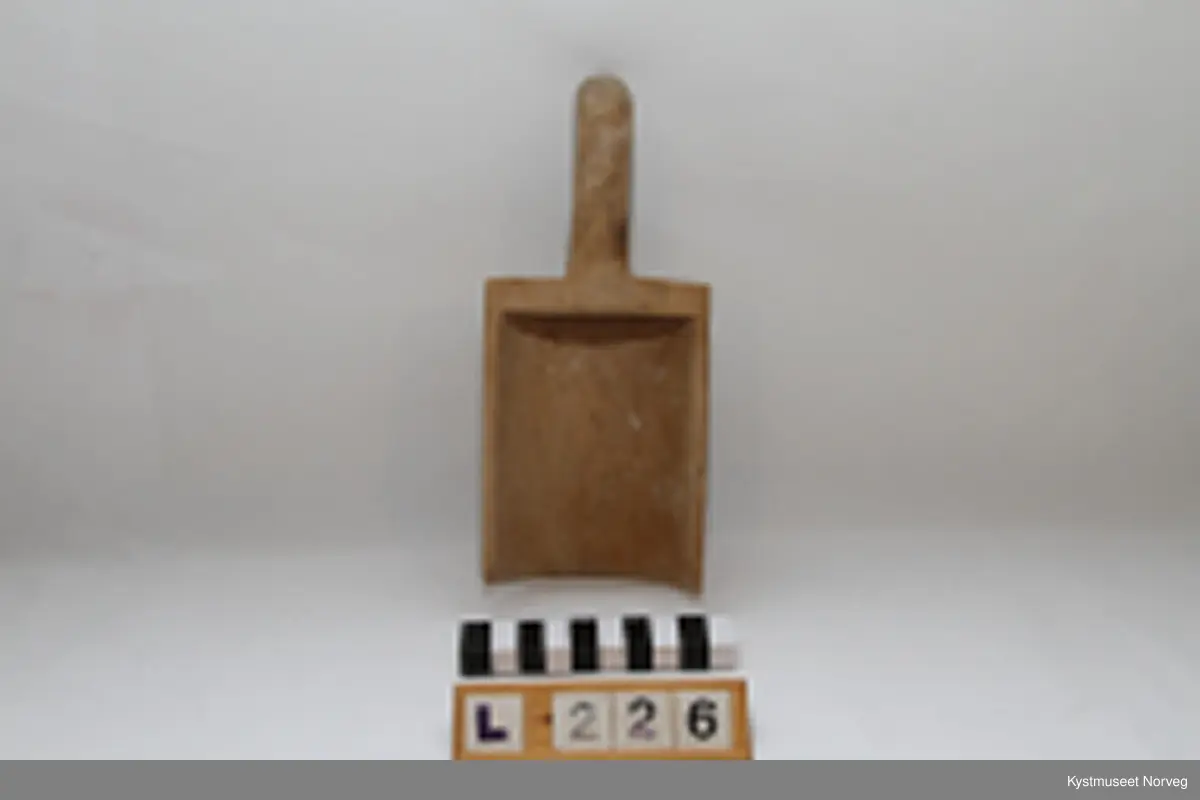 Treskuffen er utformet av et helt trestykke. Rektangulær og avrundet.