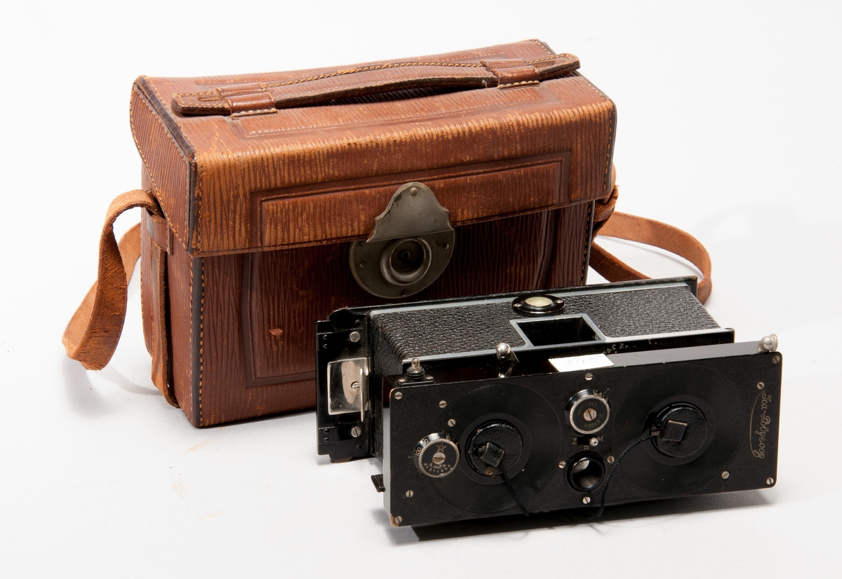 Stereokamera Ica-Polyscop för format 4,1x4,6 cm, tillverkningsnr E17338.
Med två objektiv Akt.-Ges. Doppel-Anastigmat Maximar 1:6,8, F=6,5 cm, enheten med slutare tillverkningsnr 234203.
I brun läderväska. Saknar filmkassett.