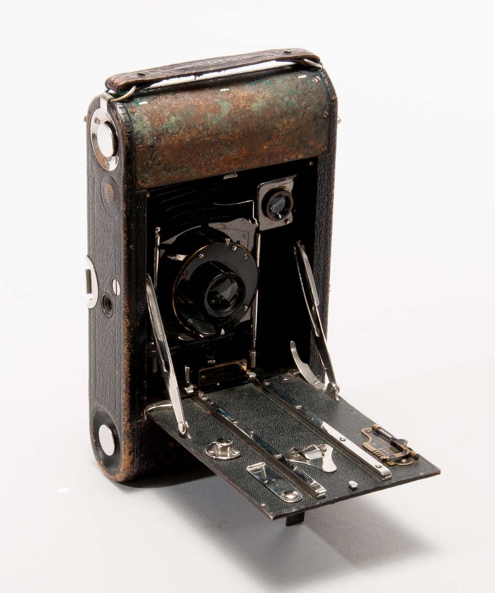 Kamera med bälg, för rullfilm format 8x10,5 cm Typ No. 3 Flush-Back Kodak, tillverkningsnr 8456.
Optik Bausch & Lomb Optical Co typ Rapid Rectilinear.