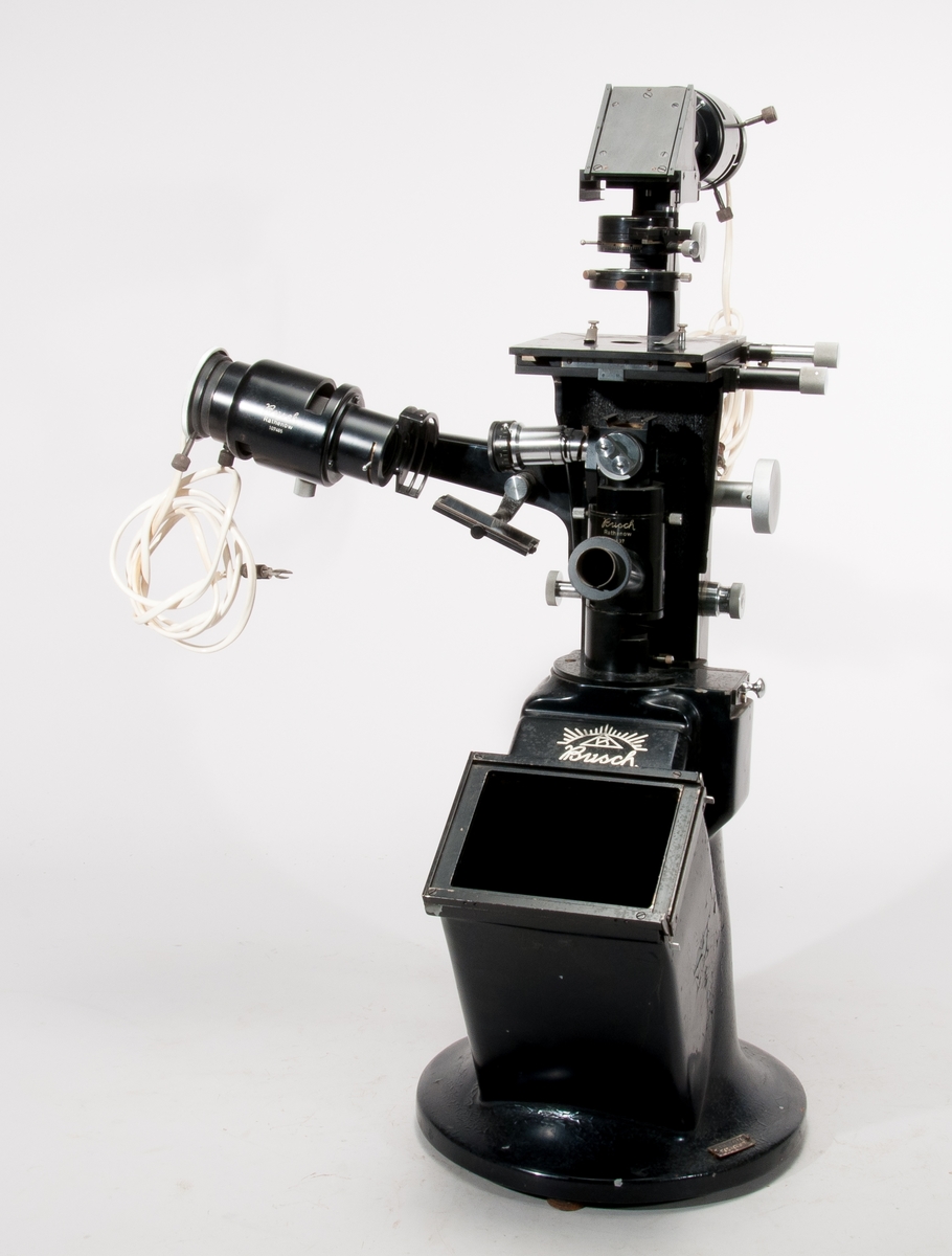 Tillbehör till ljusmikroskop: lampa med bländare och spegel, på arm.
Märkt "KTH 300249Q"
Tillverkningsnr 107465/107898