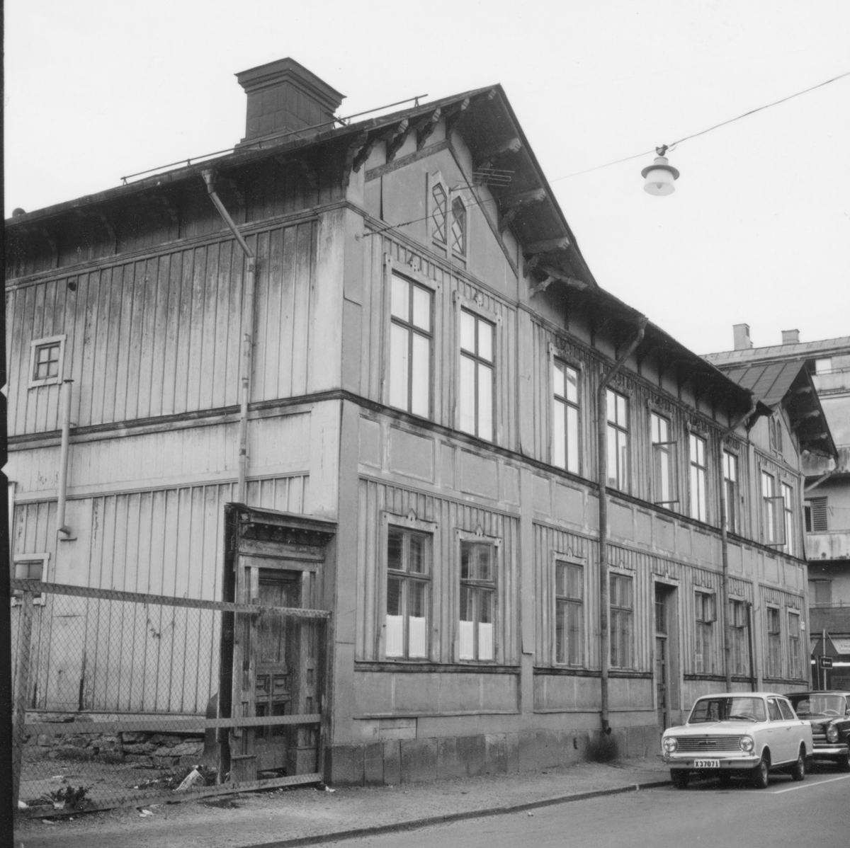 Kvarteret Nattväktaren, hörnet Kyrkogatan/ Norra Kansligatan.
Sistnämda gatudel är numera bebyggd: Tempo varuhus.