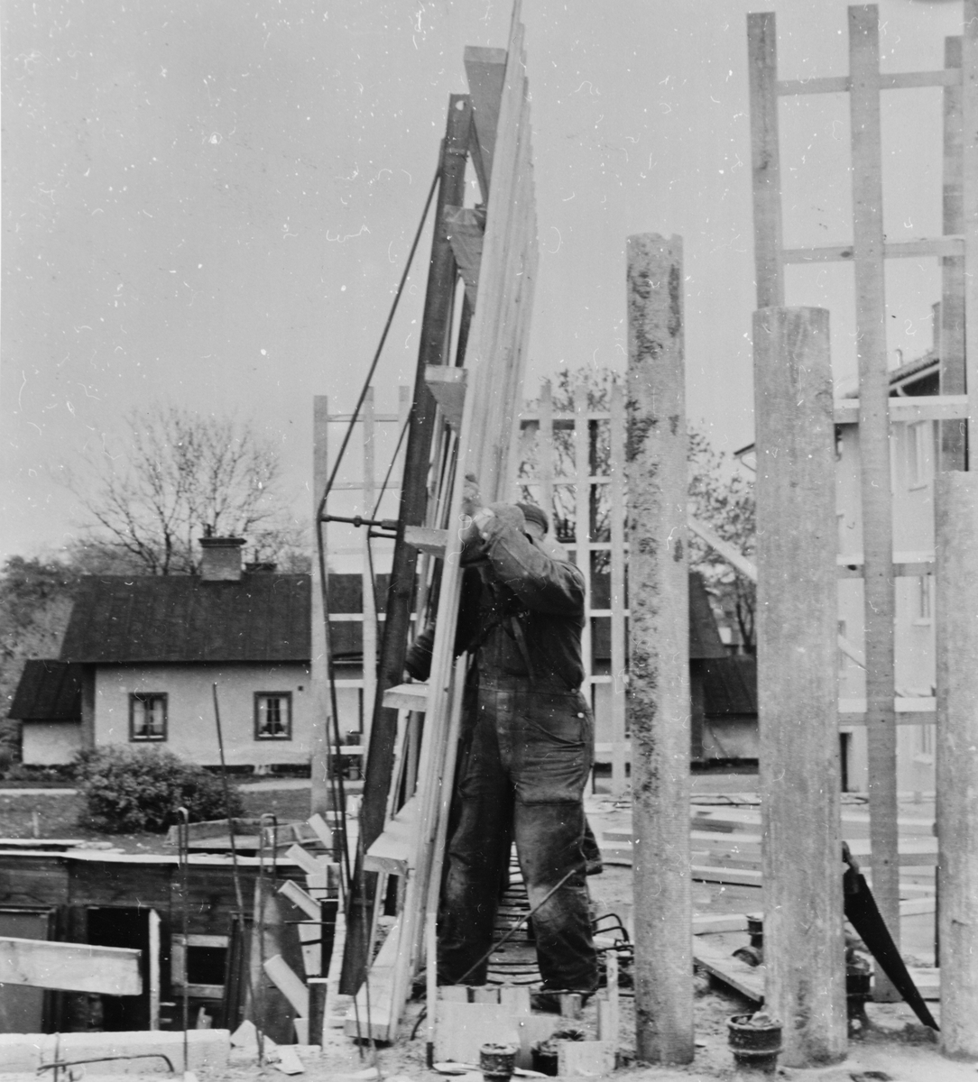 Gjutningsarbeten vid Diös-bygget i kvarteret Blocket i Sandviken, oktober 1953. Vid gjutningsarbetet användes bl.a. "Specialformluckan" tillverkad av plywood från fabriken i Ljusne.