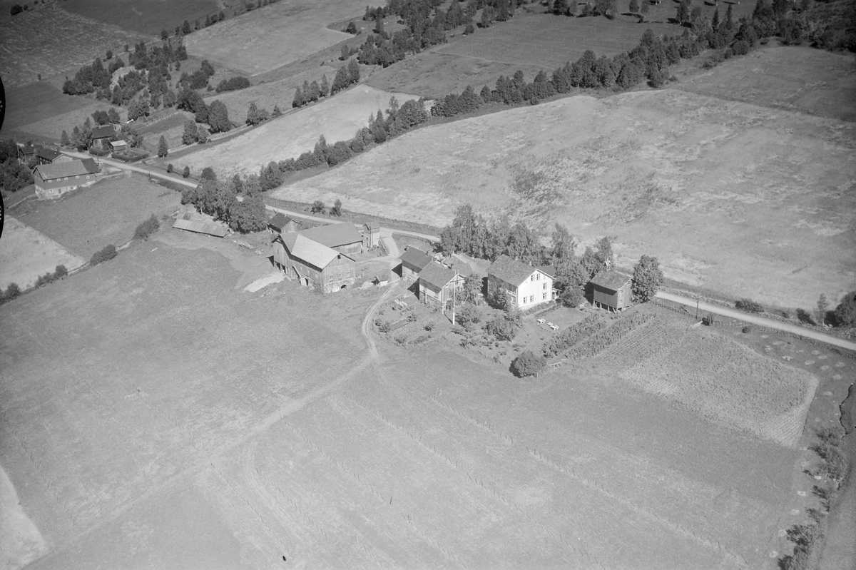 Enge gård (Engje), Øverbygda, Østre Gausdal, kornåker, slåttemark,  tomme hesjer