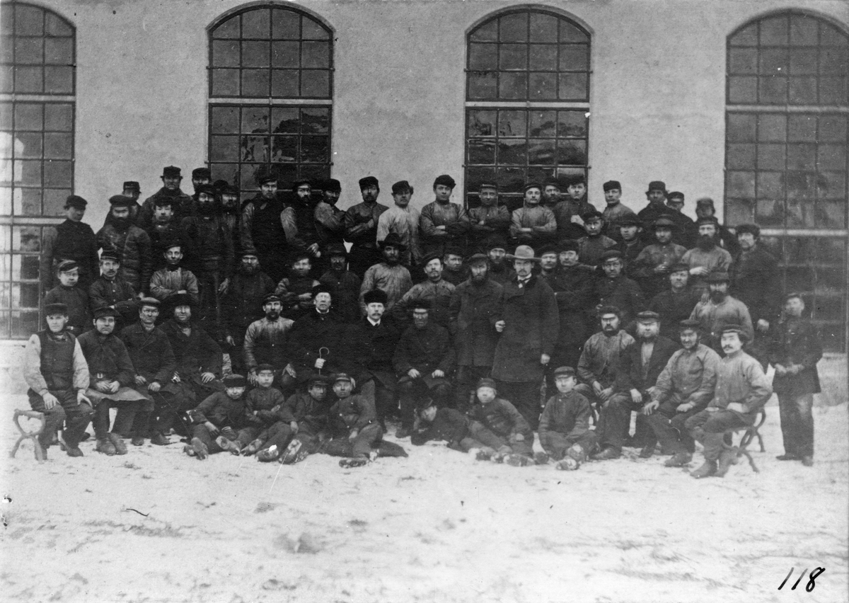 Grupp av arbetare vid KMV från 1870-talet. I mitten O.G. Hallström död 1880 och Ivar Hallström död 1897.