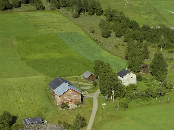 Gårdsbruk Alme, malingsslitt rød driftsbygning, hvitt våning