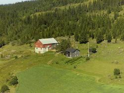 Toppen. Ny rødmalt driftsbygning, eldre og umalt stue. Hage 