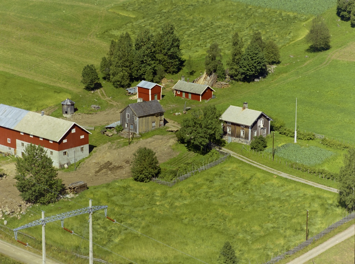 Kulturlandskap. Gårdsbruk. To panelte stuer.  Nybygd uthus. Kjøkkenhage. Dyrka mark og utmark. Høyspentmaster.