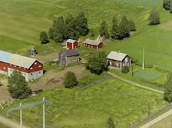 Kulturlandskap. Gårdsbruk. To panelte stuer.  Nybygd uthus. 