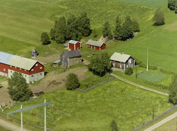 Kulturlandskap. Gårdsbruk. To panelte stuer.  Nybygd uthus. 